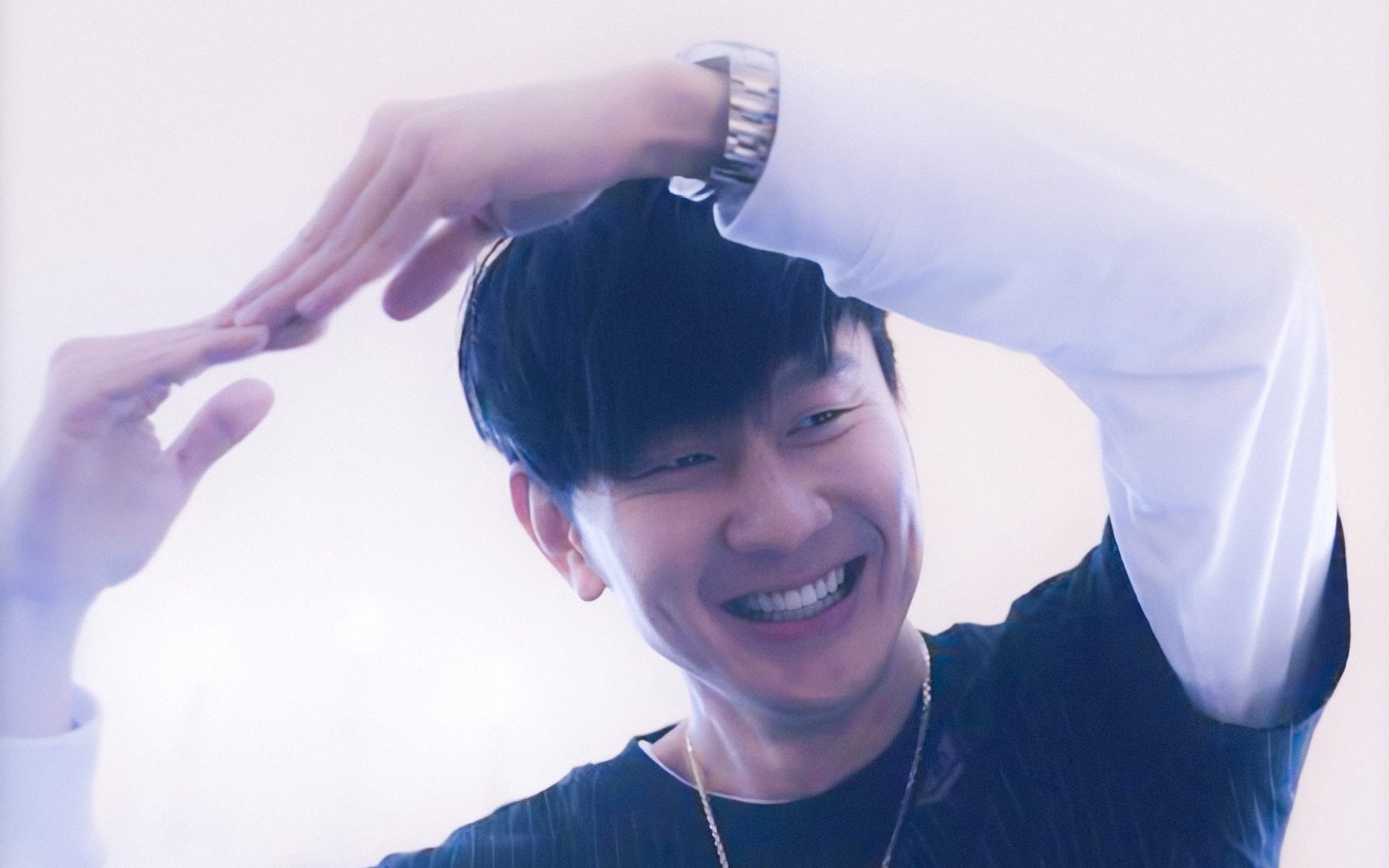 篮网球员训练中展示高难度转身上篮动作,篮网球员入场