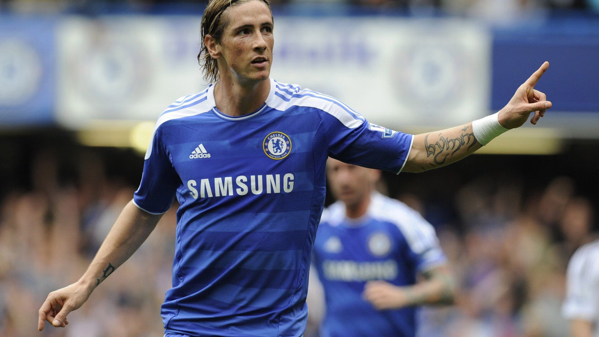 “东桃花岛缆绳滑水：水面极速飞驰，观众热血沸腾”